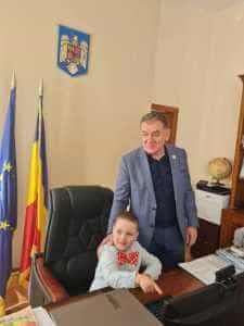 S-au pus în scaunul edilului. 10 copii de la GPP ”Luminișul Pădurii”, în vizită la Primăria Pitești! 1 Sursă foto: Facebook Primaria Municipiului Pitesti