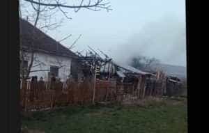 incendii - (VIDEO) Casă cuprinsă de flăcări în Argeș!
