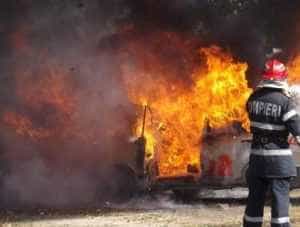 incendiu masina - O mașină în care se aflau o mamă și 2 copii a luat foc în mers!