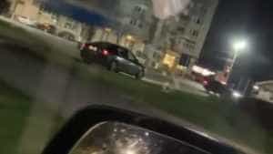 masina - Șofer căutat de polițiști, după ce a intrat cu mașina pe spațiul verde!