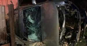 accident - O maşină condusă de un tânăr de 20 de ani s-a răsturnat după ce a lovit un cap de pod şi gardul a două case!