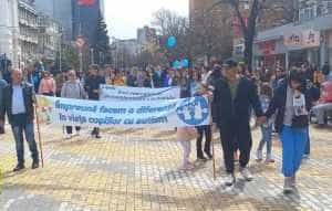 Cristian Gentea, la ”Marșul de Conștientizare a Autismului”. Clădirea Primăriei Municipiului Pitești va fi iluminată în albastru 1 Sursă foto: Facebook Cristian Gentea