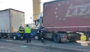 accident camioane tir uri e1680504101805 - Albota: Accident rutier cu două camioane și o mașină - 3 victime au nevoie urgentă de ajutor!