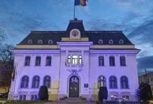 Primăria Municipiului Pitești, iluminată în albastru 7 Sursă foto: Facebook Primaria Municipiului Pitesti