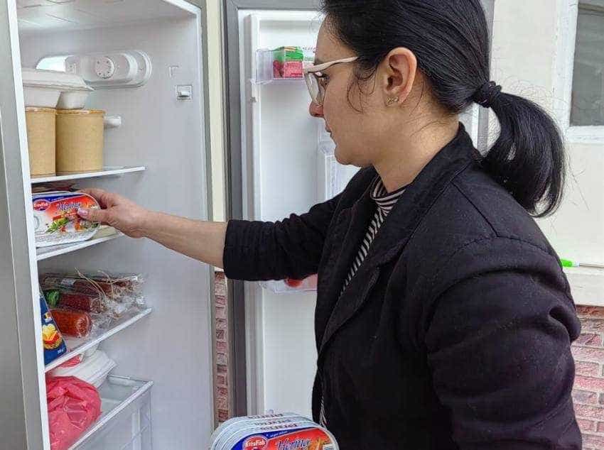 INEDIT! Orașul din România de unde oamenii pot lua mâncare, gratis, dintr-un frigider 1 Frigider comunitar prahova - INEDIT! Orașul din România de unde oamenii pot lua mâncare, gratis, dintr-un frigider