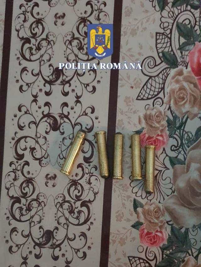 Percheziții în 35 de județe, inclusiv în Argeș! Contrabandă cu arme aduse din Spania prin curierat 2 arme gloante - Percheziții în 35 de județe, inclusiv în Argeș! Contrabandă cu arme aduse din Spania prin curierat
