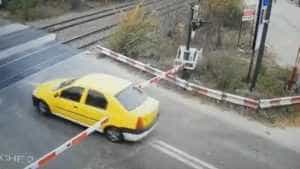 bariere cale ferata - Inconștienți în trafic! Doi șoferi argeșeni au forțat barierele de la calea ferată