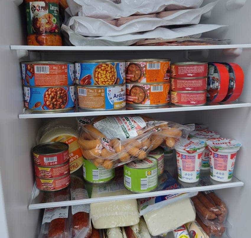 INEDIT! Orașul din România de unde oamenii pot lua mâncare, gratis, dintr-un frigider 2 frigider comunitar 2 - INEDIT! Orașul din România de unde oamenii pot lua mâncare, gratis, dintr-un frigider