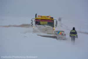 Cod rosu de viscol - Ninsorile fac prăpăd! Traficul rutier s-a închis pe toate drumurile din două județe