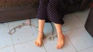 lanturi femeie - Caz șocant! O tânără a fost ținută în lanțuri de propriul tată