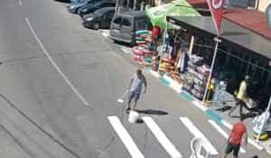barbat costinesti trecere pietoni direct in magazin 827177 - Proprietarul unui magazin le-a făcut singur trecere de pietoni clienților săi!