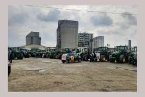 (VIDEO) Haos în trafic! Fermierii protestatari au ajuns cu tractoarele în Pitești! 2 proteste fermieri