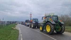 (VIDEO) Haos în trafic! Fermierii protestatari au ajuns cu tractoarele în Pitești! 6 WhatsApp Image 2023 04 07 at 14.19.49 - (VIDEO) Haos în trafic! Fermierii protestatari au ajuns cu tractoarele în Pitești!