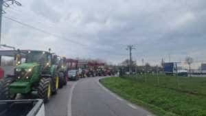 (VIDEO) Haos în trafic! Fermierii protestatari au ajuns cu tractoarele în Pitești! 5 WhatsApp Image 2023 04 07 at 14.19.50 - (VIDEO) Haos în trafic! Fermierii protestatari au ajuns cu tractoarele în Pitești!