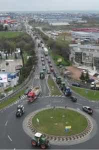 (VIDEO) Haos în trafic! Fermierii protestatari au ajuns cu tractoarele în Pitești! 4 WhatsApp Image 2023 04 07 at 14.26.28 1 - (VIDEO) Haos în trafic! Fermierii protestatari au ajuns cu tractoarele în Pitești!