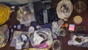 (VIDEO) Argeș: 19 percheziții domiciliare pentru trafic de droguri! 8 persoane au fost arestate! 1 droguri - (VIDEO) Argeș: 19 percheziții domiciliare pentru trafic de droguri! 8 persoane au fost arestate!