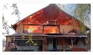(VIDEO) Panică într-o localitate din Argeș, după izbucnirea unui incendiu! Vecinii au sunat disperați la 112 8 incendiu casa - (VIDEO) Panică într-o localitate din Argeș, după izbucnirea unui incendiu! Vecinii au sunat disperați la 112