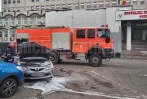 (VIDEO) O mașină a luat foc în fața Spitalului de Pediatrie din Pitești 1 incendiu masina pediatrie - (VIDEO) O mașină a luat foc în fața Spitalului de Pediatrie din Pitești