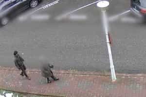 jefuită pe strada de tânăr