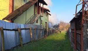 Incendiu violent! Mai multe spații- în pericol să fie distruse de flăcări 1 incendiu acoperis 1 - Incendiu violent! Mai multe spații- în pericol să fie distruse de flăcări