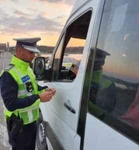 Controale în Argeș! Șoferi de microbuze prinși cu nereguli 1 microbuz - Controale în Argeș! Șoferi de microbuze prinși cu nereguli