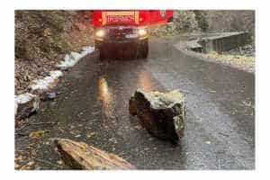 Drumul spre Transalpina a fost blocat de o bucată de stâncă 16 drum stanca transalpina