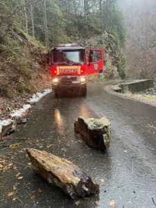 Drumul spre Transalpina a fost blocat de o bucată de stâncă 3 drum stanca transalpina