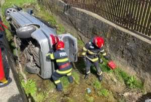 accident maracineni - Mașină răsturnată în Mărăcineni! Intervin pompierii