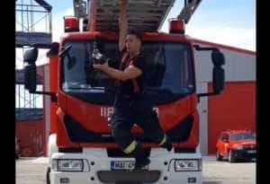 pompier ISU ARGES - VIDEO VIRAL: Un pompier din Mioveni arată cum se echipează pentru o intervenție