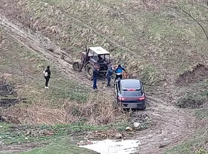 Tractorul salvează Porsche-ul din noroi 1 porsche2 1 - Tractorul salvează Porsche-ul din noroi