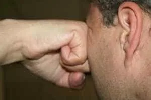 pus-la-pamant-de-un-pumn-in-fata-spune-ca-nu-stie-de-a-fost-batut-UPYjbV