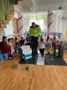 Educație rutieră în unitățile de învățământ preșcolar din Pitești! 1 polițiști locali Pitești