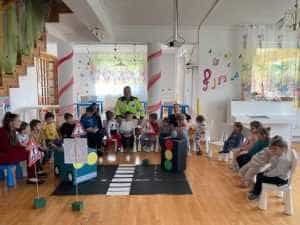 Educație rutieră în unitățile de învățământ preșcolar din Pitești! 2 polițiști locali Pitești