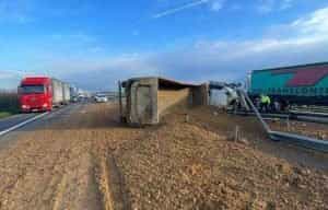 accident tir rasturnat e1682054494711 - ACUM! TIR răsturnat pe A1!