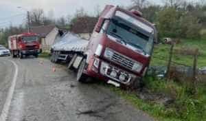 tir bere - Tir plin cu bere, răsturnat pe o șosea! Șoferul era băut