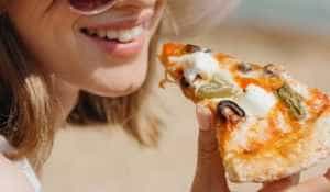 Pizza cu topping de greieri prăjiţi – în centrul atenției 1 pizza cu greier prajit - Pizza cu topping de greieri prăjiţi – în centrul atenției