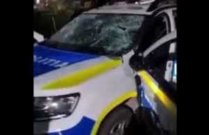 (VIDEO) Supărat pe Poliție, un bărbat a distrus autospeciala cu ciocanul 1 masina politie ciocan - (VIDEO) Supărat pe Poliție, un bărbat a distrus autospeciala cu ciocanul