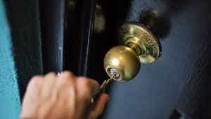 cheie usa sunet copiere - Argeșean de 80 de ani - jefuit de acte și 4.000 de lei când descuia ușa apartamentului!