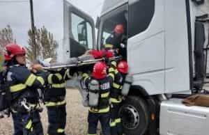 pompieri e1682440948215 - ISU Argeș a acționat pentru gestionarea situațiilor de urgență! Un incendiu, accident rutier cu multiple victime și descoperirea unui proiectil - toate au fost gestionat de colegii noștrii!