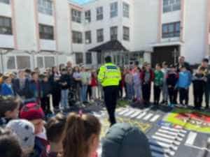 actiuni politie scoli 3 - Polițiștii argeșeni, acțiuni în școli și la comercianți. Amendă pentru vânzarea de energizante