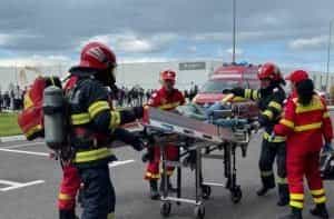 isu pompieri e1682518109506 - (VIDEO) Acțiune în caz de incendiu a Sala Sporturilor Mioveni! Peste 800 de persoane evacuate!