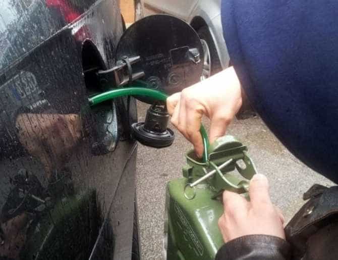 italia–un-sofer-roman–surprins-in-timp-ce-fura-motorina-dintr-un-camion-parcat