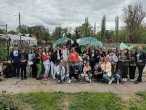 Educați de mici să îngrijească plantele. Peste 100 de elevi au fost la serele din Pitești 1 Sursă foto: Primăîria Municipiului Pitești