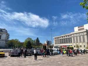 Piața Primăriei. Peste 30 de autoturisme de colecție au încântat piteștenii 1 Sursă foto: Facebook Primăria MUnicipiului Pitesti