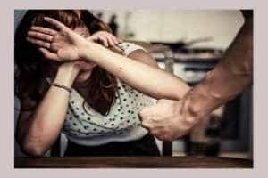 Mioveni: Tânără bătută de un bărbat de 26 de ani! 1 femeie batuta, violenta