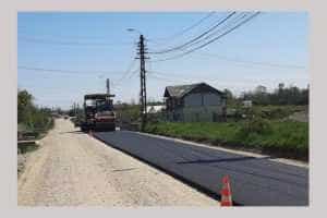 Vești bune! A început asfaltarea drumului județean 703B, Lunca Corbului - Costești 1 drum in lucru