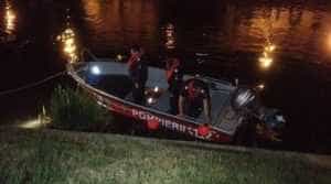 Unul dintre cei doi copii dați dispăruţi pe râul Mureş a fost găsit mort în Ungaria 1 barca rasturnata rau