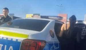 (VIDEO) Două tinere de 17 și 18 ani, surprinse de polițiști la cerșit! 3 Tinere la cersit - (VIDEO) Două tinere de 17 și 18 ani, surprinse de polițiști la cerșit!