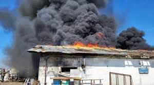 incendiu - Incendiu puternic la un depozit de materiale plastice! A fost emis mesaj Ro-Alert