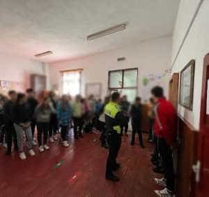 IPJ alaturi de elevi - IPJ Argeș alături de elevi! Proiectul „Ia atitudine, Spune stop violenței!” în școli